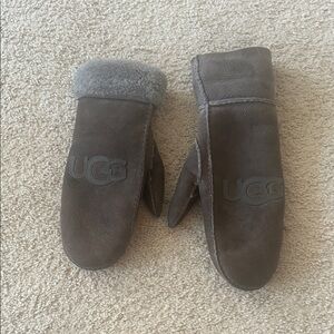 UGG brown Suede Sheepskin Mittens with Logo. Size small / medium!